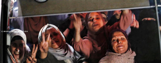Llegada del bus con los prisioneros palestinos liberados tras el acuerdo entre Israel y la Resistencia Palestina (Foto: C. Wajah Bani Moufleh, vía Eye on Palestine) 