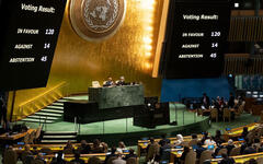 Los miembros de la AGNU votan una resolución en la segunda jornada de la sesión extraordinaria de emergencia sobre la situación en Palestina | Octubre 27, 2023 (Foto: Evan Schneider / ONU)