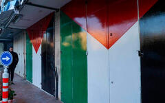 Negocios cerrados pintadas con los colores de la bandera palestina en Ramallah. Foto: Reuters.