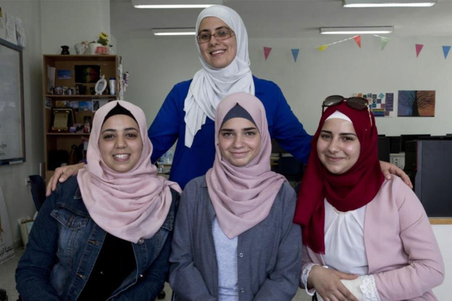 Jóvenes palestinas luchan por conseguir un premio en Silicon Valley