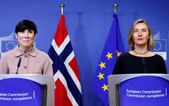 La alta representante de la Unión para Asuntos Exteriores, Federica Mogherini (der.), junto a la ministra de Exteriores de Noruega, Ine Marie Eriksen Soreide (izq.), este miércoles en Bruselas - (Foto:Francois Lenoir / Reuters).