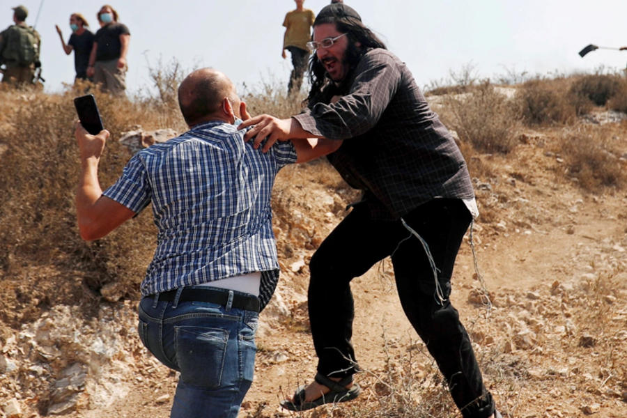 Un manifestante palestino se pelea con un colono israelí durante una protesta contra los asentamientos. Foto: Reuters.