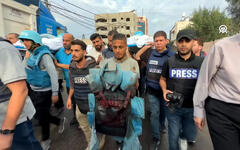 Momentos del servicio religioso en Gaza ofrecido a los dos periodistas palestinos, Said al-Tawil y Muhammad Subh, asesinados por bombardeos israelíes | Octubre 10, 2023 (Video Haber-Lütfen / Anadolu) 