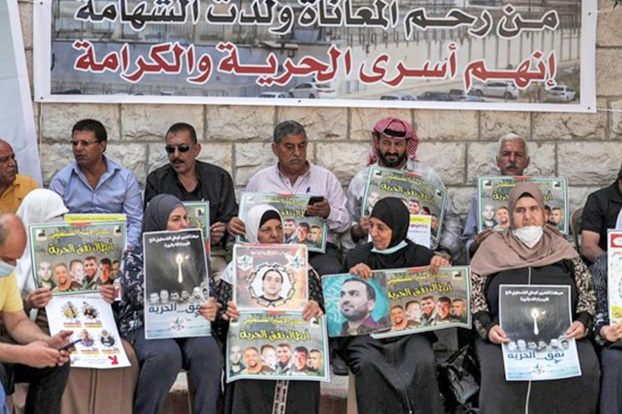 Madres en apoyo a los prisioneros palestinos detenidos en las cárceles israelíes, frente a las oficinas del Comité Internacional de la Cruz Roja (CICR), Ramallah, Cisjordania, el 14 de septiembre de 2021. Foto: AFP.