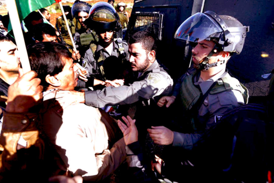 Ministro palestino Ziad Abu Ein siendo agredido