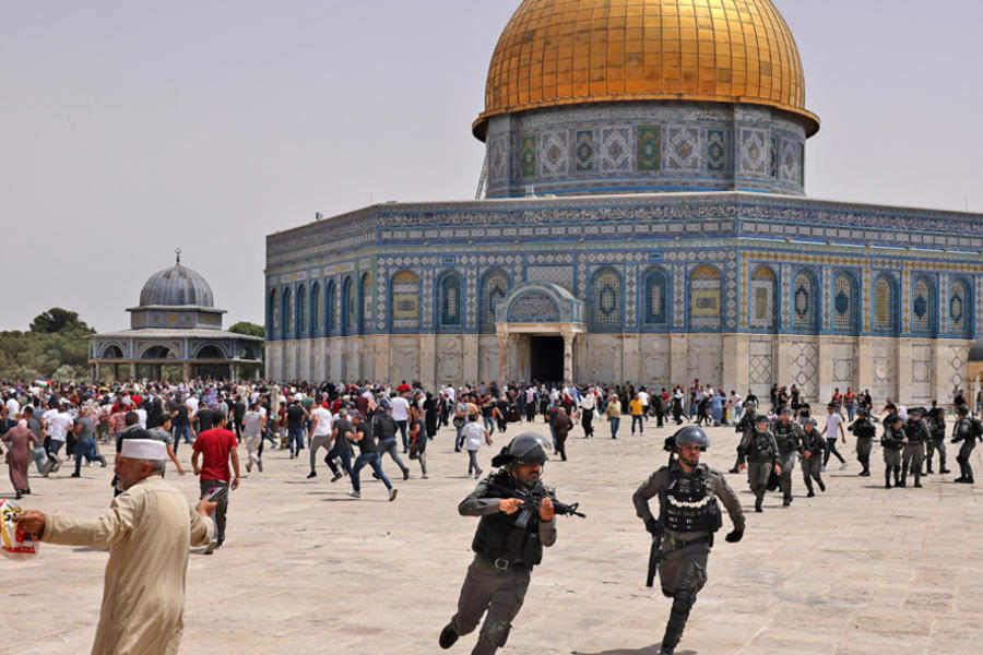 Fuerzas israelíes y los fieles palestinos se enfrentan en el complejo de la mezquita de al-Aqsa, el 21 de mayo de 2021. Foto: AFP.