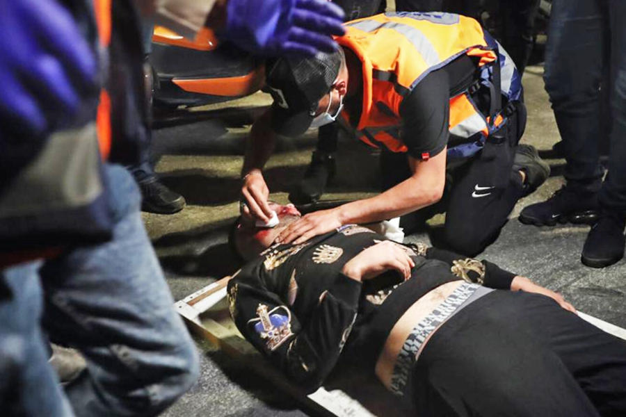 Un palestino recibe tratamiento después de ser agredido durante los enfrentamientos en la Puerta de Damasco, a las afueras de la Ciudad Vieja de Jerusalén. Foto: AFP.