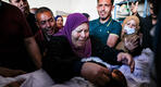 La abuela y los familiares de tres niños de la familia Al-Tanani, asesinados en un ataque aéreo israelí, lloran sobre sus cuerpos antes de su entierro en Beit Lahya, en el norte de la Franja de Gaza, Palestina, 14 de mayo de 2021. Foto: AFP.
