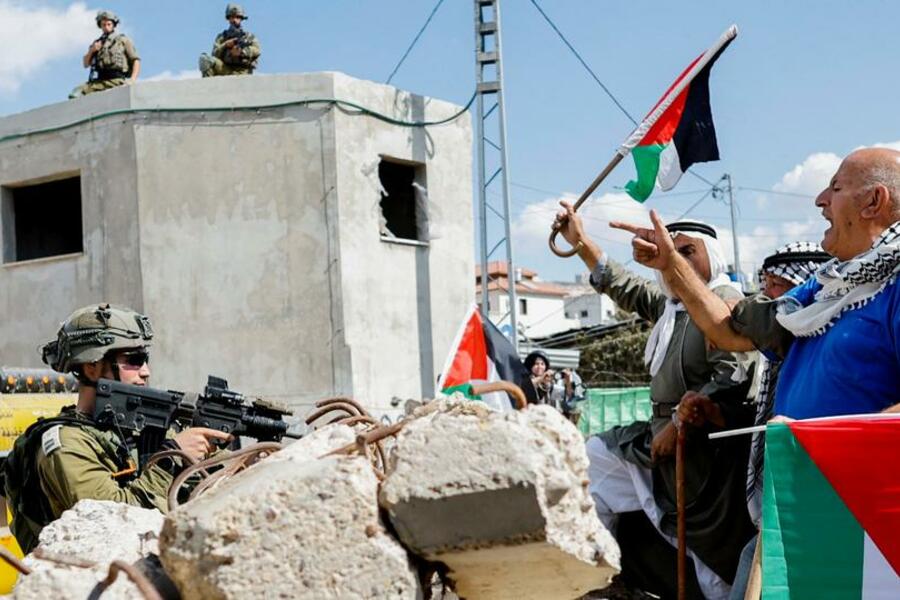 Civiles palestinos en una manifestación contra la ocupación en la ciudad de Nablus, norte de Cisjordania, en octubre de 2022 (Foto: Reuters - archivo)