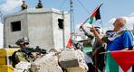 Civiles palestinos en una manifestación contra la ocupación en la ciudad de Nablus, norte de Cisjordania, en octubre de 2022 (Foto: Reuters - archivo)