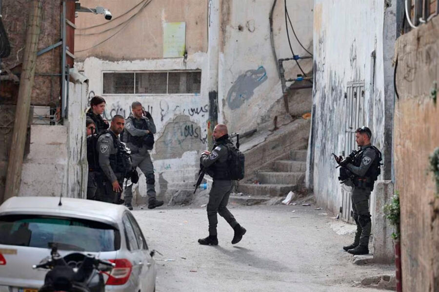 Soldados israelíes, frente a la casa del autor del ataque del pasado viernes, en el barrio de Al Tur de Jerusalén, este domingo. Foto: Ahmad Gharabli/AFP.