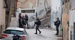 Soldados israelíes, frente a la casa del autor del ataque del pasado viernes, en el barrio de Al Tur de Jerusalén, este domingo. Foto: Ahmad Gharabli/AFP.