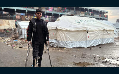 Un menor con discapacidad en un refugio temporal en Gaza (Foto: UNRWA)