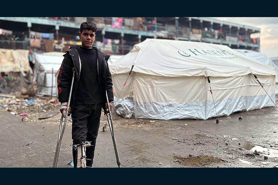 Un menor con discapacidad en un refugio temporal en Gaza (Foto: UNRWA)