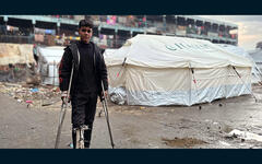Un menor con discapacidad en un refugio temporal en Gaza (Foto: UNRWA)