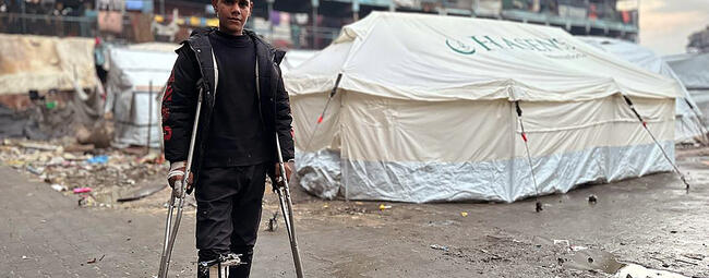 Un menor con discapacidad en un refugio temporal en Gaza (Foto: UNRWA)