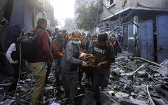 Evacuación de heridos palestinos tras bombardeo israelí sobre Rafah, Franja de Gaza | Diciembre 1, 2023 (Foto: Hatem Ali / AP) 