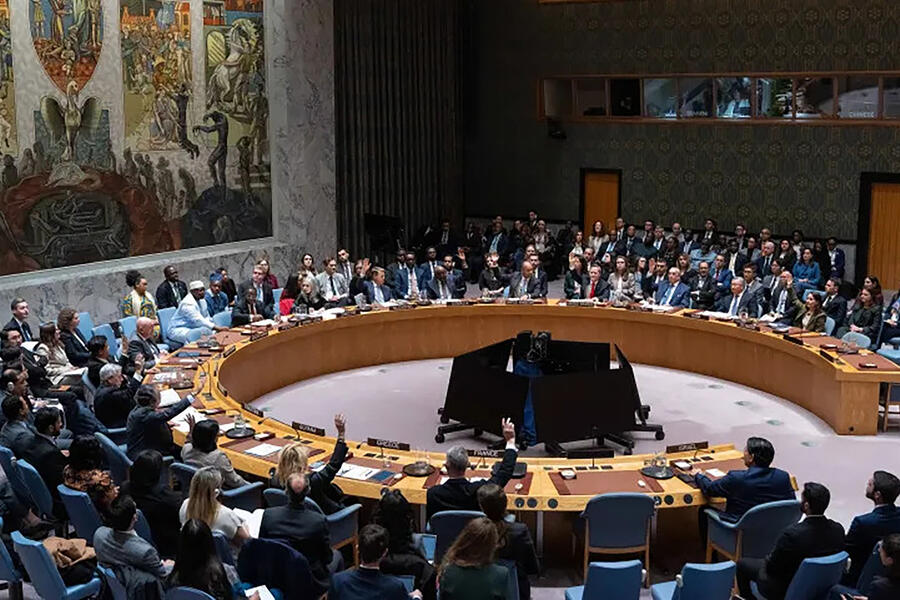 Miembros del Consejo de Seguridad de la ONU levantan la mano para votar a favor del proyecto de resolución que autoriza una fuerza internacional de estabilización en Gaza | Nueva York, Nobiembre 17, 2025 (Foto: AFP)