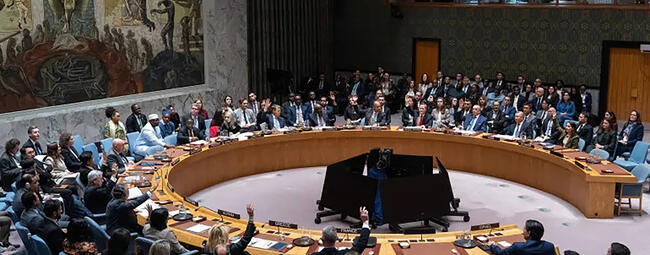 Miembros del Consejo de Seguridad de la ONU levantan la mano para votar a favor del proyecto de resolución que autoriza una fuerza internacional de estabilización en Gaza | Nueva York, Nobiembre 17, 2025 (Foto: AFP)