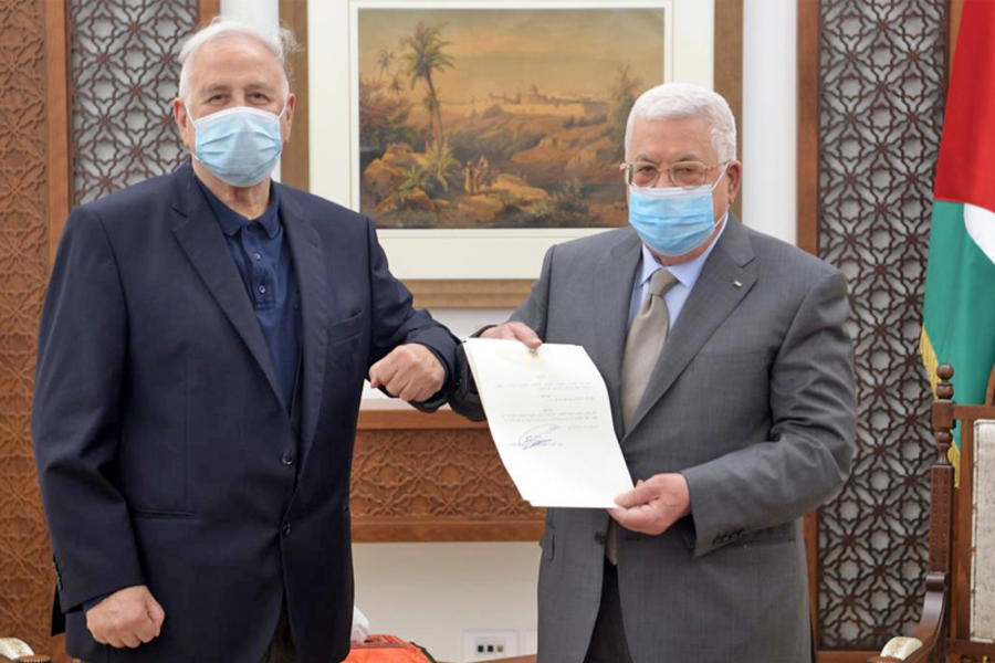 El presidente Mahmud Abbas (D) entregó el decreto que anuncia las fechas de las próximas elecciones. Foto: AFP.