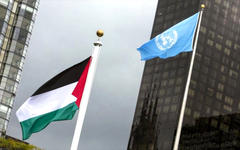 Las banderas de Palestina y de la Organización de las Naciones Unidas (ONU) izadas frente a la sede del organismo en Nueva York, EEUU
