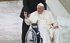 El papa Francisco llega en silla de ruedas para asistir a una audiencia con monjas y superiores religiosos en el Aula Pablo VI del Vaticano, el 5 de mayo de 2022. Foto: AP.