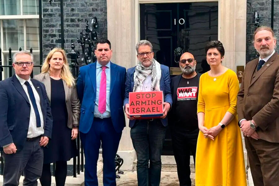 (De izquierda a derecha) El diputado Brendan O'Hara, la diputada Beth Winter, el diputado Richard Burgon, el director del PSC, Ben Jamal, el director de War on Want, Asad Rehman, la diputada Alison Thewliss y el diputado Chris Law frente al 10 de Downing Street el 16 de abril de 2024 mientras entregan una petición pidiendo el fin de la venta de armas a Israel. Foto: Twitter.