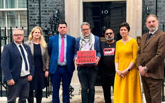 (De izquierda a derecha) El diputado Brendan O'Hara, la diputada Beth Winter, el diputado Richard Burgon, el director del PSC, Ben Jamal, el director de War on Want, Asad Rehman, la diputada Alison Thewliss y el diputado Chris Law frente al 10 de Downing Street el 16 de abril de 2024 mientras entregan una petición pidiendo el fin de la venta de armas a Israel. Foto: Twitter.