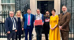 (De izquierda a derecha) El diputado Brendan O'Hara, la diputada Beth Winter, el diputado Richard Burgon, el director del PSC, Ben Jamal, el director de War on Want, Asad Rehman, la diputada Alison Thewliss y el diputado Chris Law frente al 10 de Downing Street el 16 de abril de 2024 mientras entregan una petición pidiendo el fin de la venta de armas a Israel. Foto: Twitter.