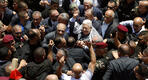 El presidente Mahmoud Abbas rodeado de residentes del campo de refugiados de Jenín (Foto: Mohammad Mansour / WAFA)