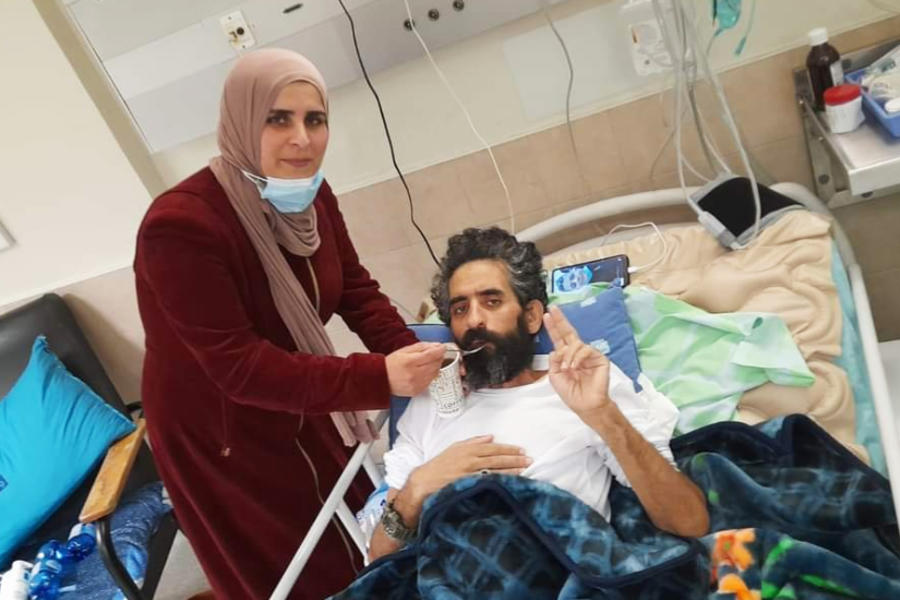 Aisha, la esposa del prisionero palestino Hisham Abu Hawash, celebra la victoria con su marido. Foto: Twitter.