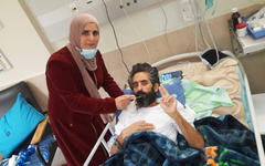 Aisha, la esposa del prisionero palestino Hisham Abu Hawash, celebra la victoria con su marido. Foto: Twitter.