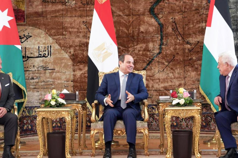 El rey jordano Abdullah II, el presidente egipcio Abdel Fattah Al Sisi, y el presidente de la Autoridad Palestina, Mahmoud Abbas, durante la cumbre tripartita en El Cairo. Foto: WAFA.