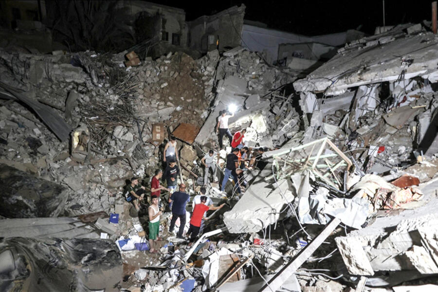 Gente inspecciona el área de la Iglesia Ortodoxa Griega después de un ataque israelí en la ciudad de Gaza, el 20 de octubre de 2023. (Foto: Ali Jadallah - Agencia Anadolu)