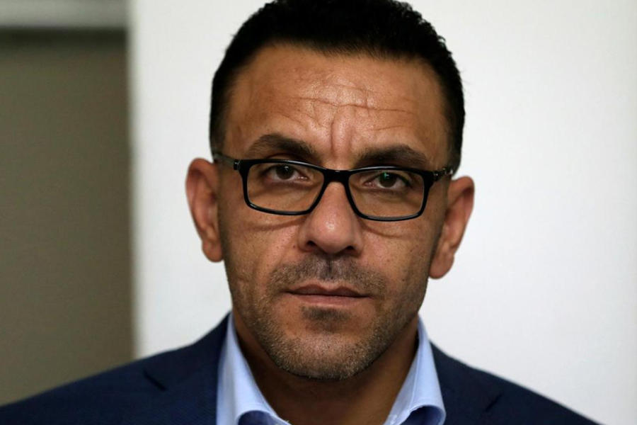 Adnan Ghaith, gobernador de Jerusalén de la Autoridad Palestina, en su oficina en el cuartel general de asuntos del Ministerio de Jerusalén en la ciudad ocupada de al-Ram, Cisjordania, cerca de Jerusalén. (AFP)
