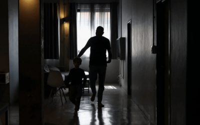 Un hombre palestino, que llegó a Sudáfrica junto a otros, con su hijo en un lugar no revelado de Johannesburgo, el viernes. Foto: Reuters.