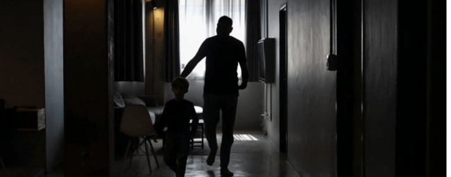 Un hombre palestino, que llegó a Sudáfrica junto a otros, con su hijo en un lugar no revelado de Johannesburgo, el viernes. Foto: Reuters.