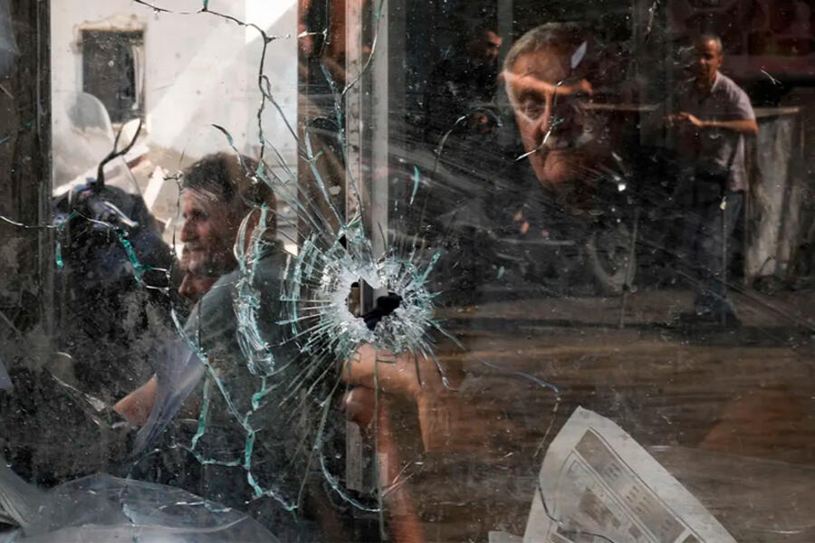 Agujero de bala en un escaparate después de una incursión militar israelí en el campamento de refugiados de Jenin, el 20 de septiembre de 2023. Foto: AP.