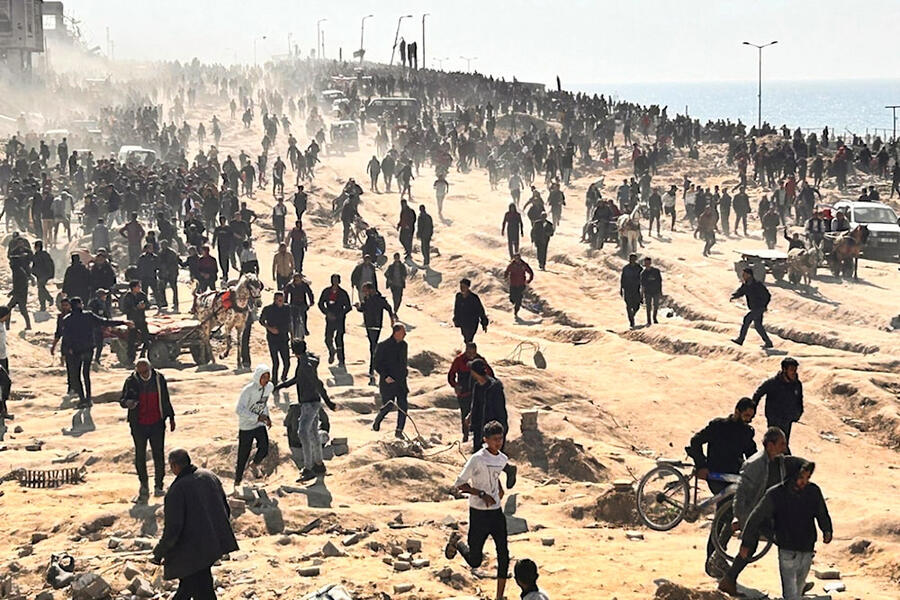 Civiles palestinos aguardan por ayuda humanitaria frente a la costa en la ciudad de Gaza | Febrero 25, 2024 (Foto: AP)