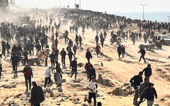 Civiles palestinos aguardan por ayuda humanitaria frente a la costa en la ciudad de Gaza | Febrero 25, 2024 (Foto: AP)