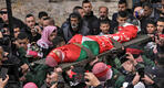 Palestinos llevan el cuerpo de Adam Ayyad durante su funeral, en la ciudad de Belén, el martes 3 de enero de 2023. Foto: AP.