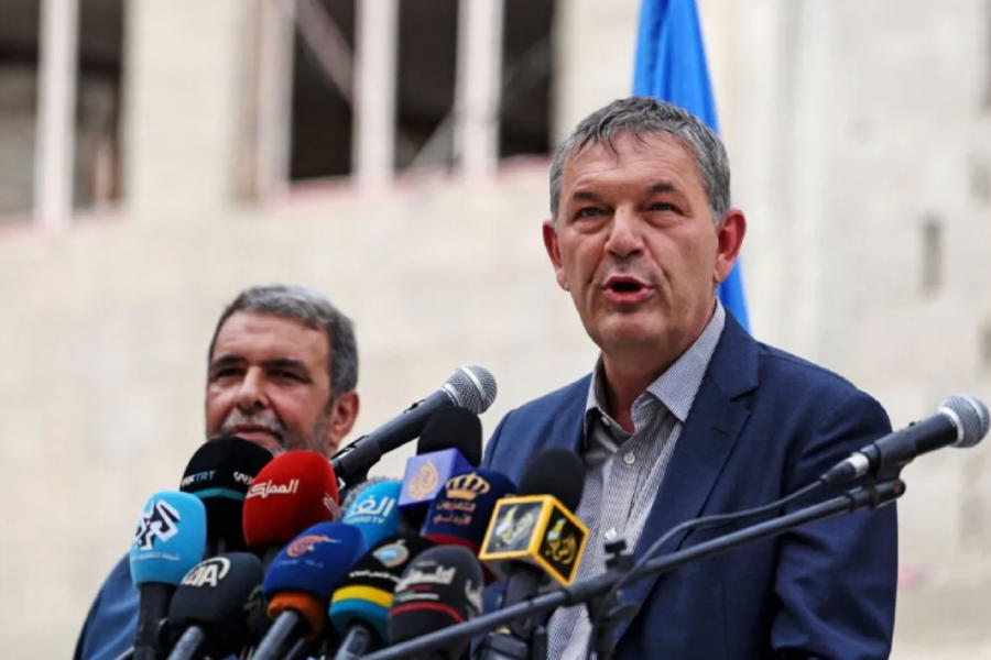 El Comisionado General de UNRWA, Philippe Lazzarini, en una conferencia de prensa en el campo de refugiados de al-Shati en la ciudad de Gaza, el 12 de octubre de 2021. Foto: AFP.