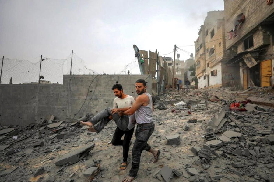 Palestinos evacuan un herido tras ataque aéreo del régimen israelí en Jabaliya, cerca de la ciudad de Gaza, en Palestina Ocupada | Octubre 11, 2023 (Foto: AP) 