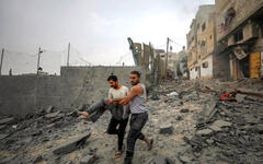 Palestinos evacuan un herido tras ataque aéreo del régimen israelí en Jabaliya, cerca de la ciudad de Gaza, en Palestina Ocupada | Octubre 11, 2023 (Foto: AP) 