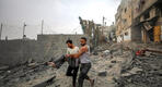 Palestinos evacuan un herido tras ataque aéreo del régimen israelí en Jabaliya, cerca de la ciudad de Gaza, en Palestina Ocupada | Octubre 11, 2023 (Foto: AP) 