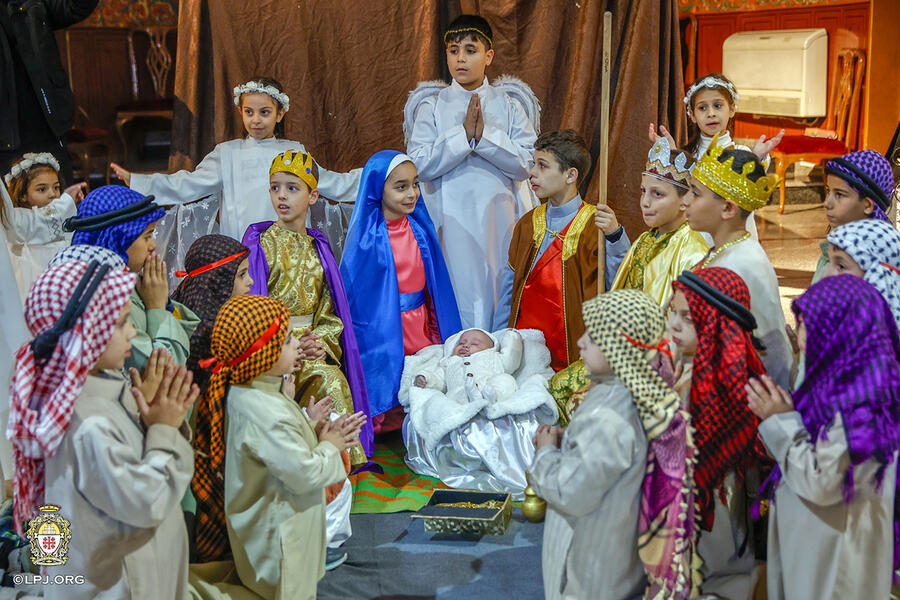 En la Iglesia de la Sagrada Familia, situada en la ciudad de Gaza, los niños reciben el 20 de diciembre, la vista del Patriarca Latino de Jerusalén, Cardenal Pierbattista Pizzaballa (Foto: Patriarcado Latino de Jerusalén) 