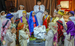 En la Iglesia de la Sagrada Familia, situada en la ciudad de Gaza, los niños reciben el 20 de diciembre, la vista del Patriarca Latino de Jerusalén, Cardenal Pierbattista Pizzaballa (Foto: Patriarcado Latino de Jerusalén) 