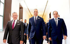 El primer ministro iraquí Mustafa al-Kadhimi se reúne con el rey Abdullah II de Jordania (izq.) y el presidente de Egipto, Abdel Fattah el-Sisi (der.) [Foto: twitter @MAKhadimi] 