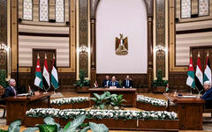 El Rey Abdullah II, el presidente egipcio Abdel Fattah al-Sisi y el presidente palestino Mahmoud Abbas celebran una cumbre trilateral en el Palacio Presidencial Al Ittihadiya en El Cairo el 17 de enero de 2023 (Foto: Corte Real de Jordania)