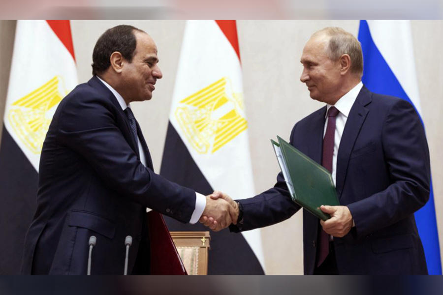 Vladimir Putin y Abdel Fattah al-Sisi se dan la mano tras la ceremonia de firma de tratado, luego de su reunión en Sochi | Octubre 17,2018 (Foto Pavel Golovkin / AP)